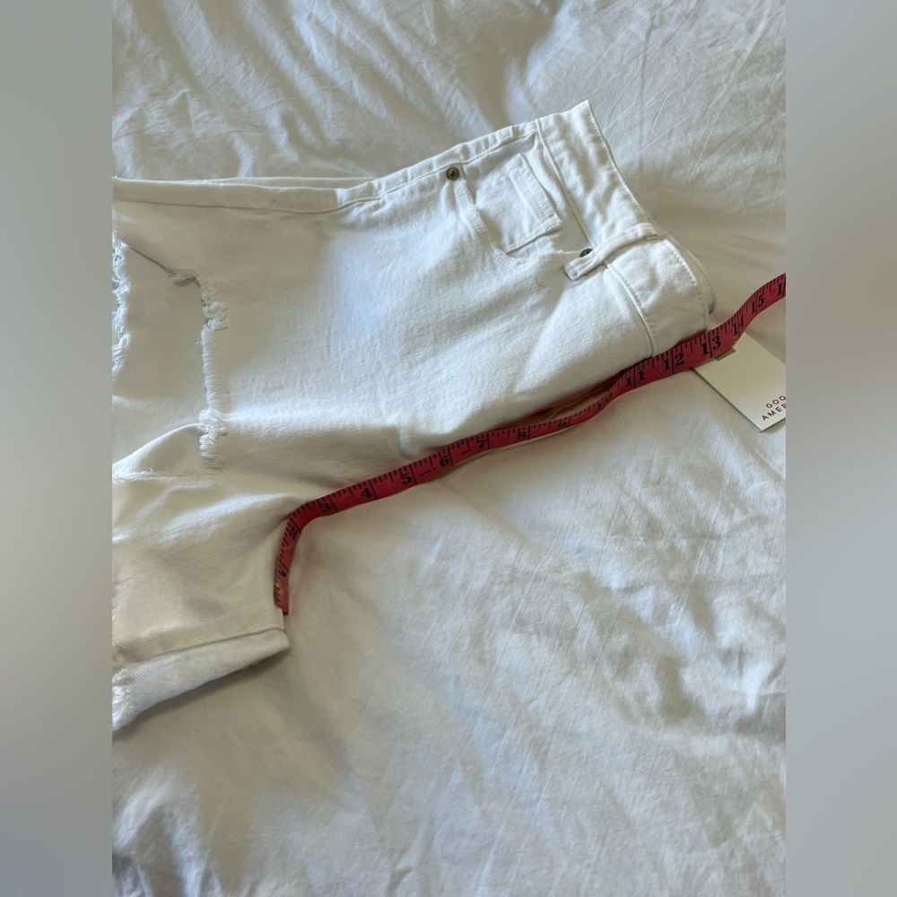 Good American Bombshell Short | White Frayed Hem | Size 16 NWT - Picture 2 of 9
